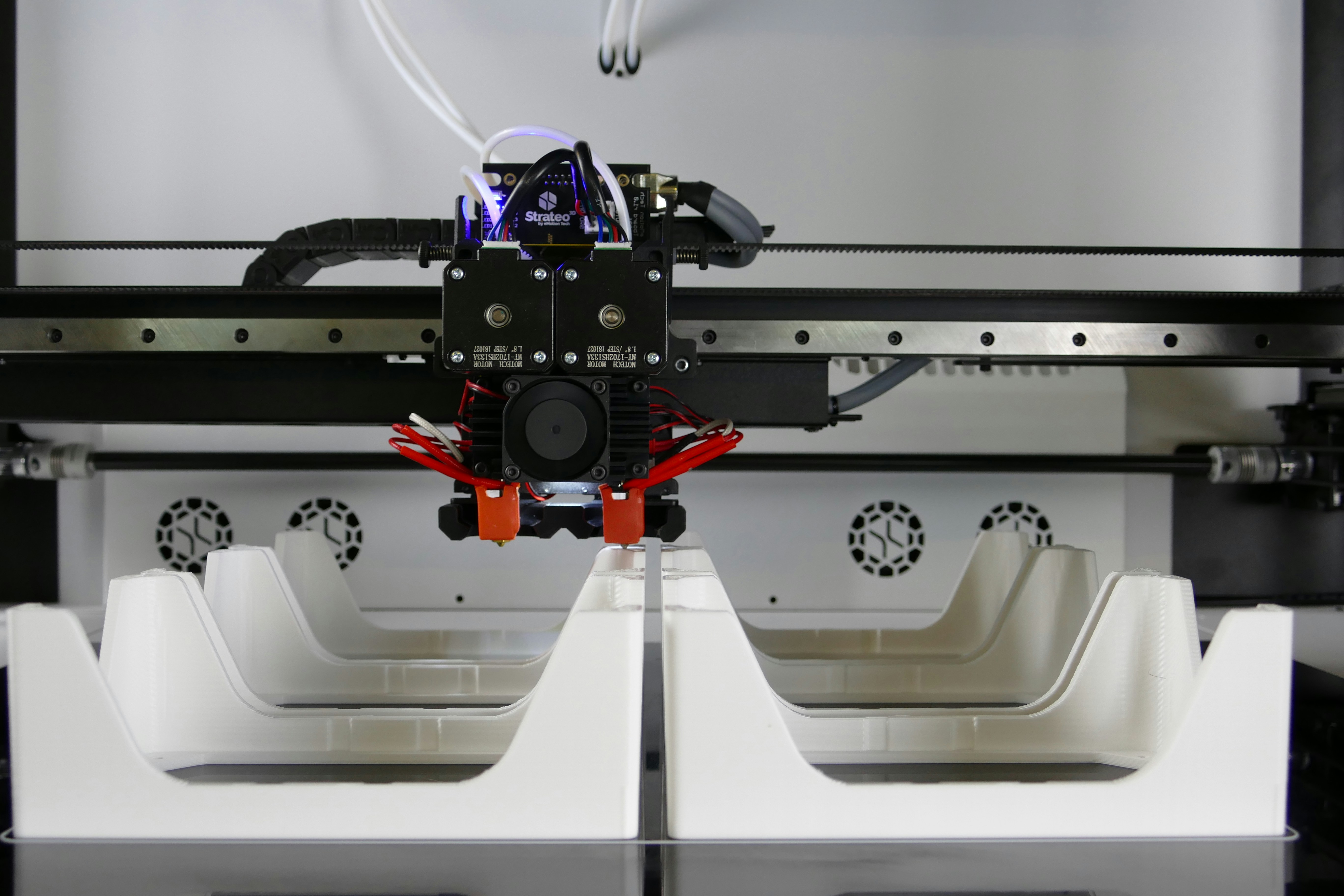 Dual 3D printer drukt witte onderdelen