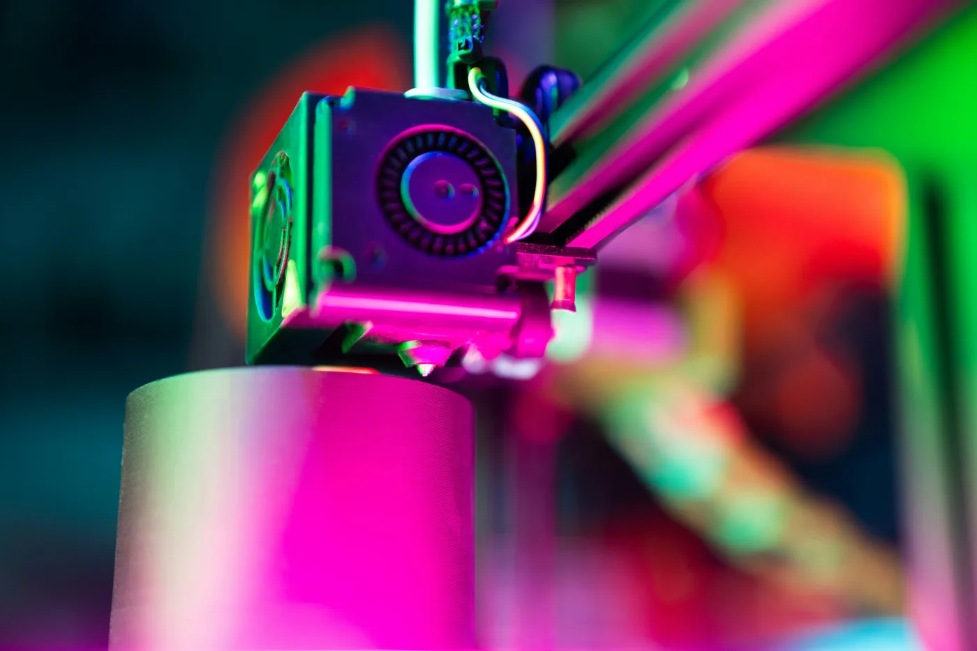 Close-up 3D printer met neonverlichting