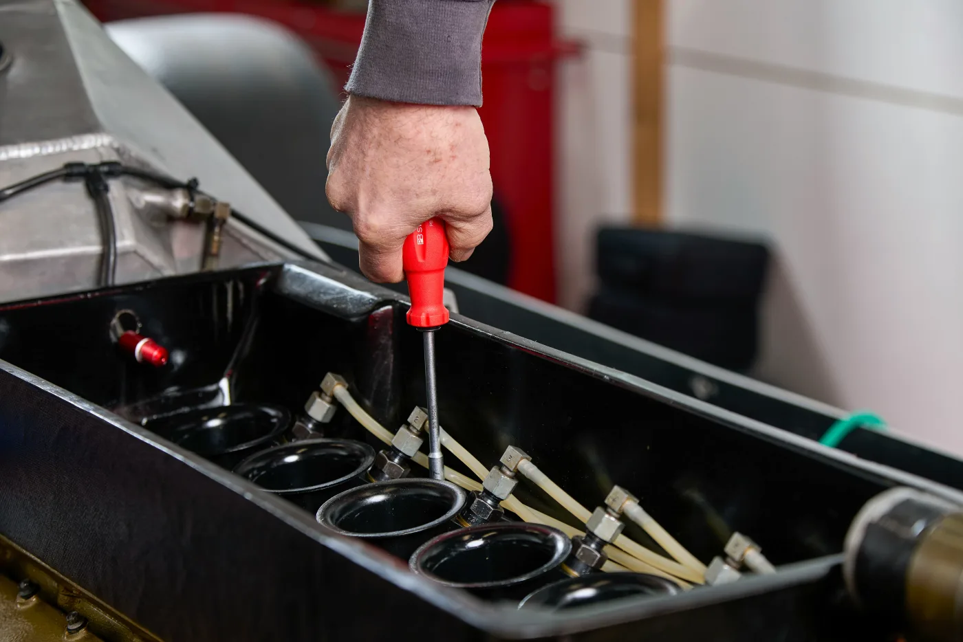 Hand met schroevendraaier bij reparatie